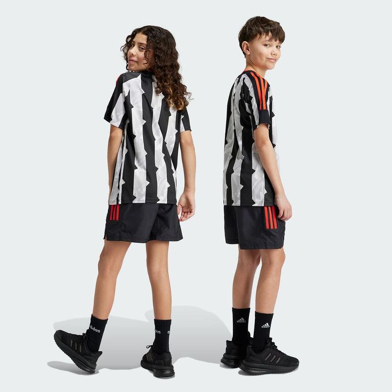 IV7105_SUBV_Unisex_Model_eCom.jpg