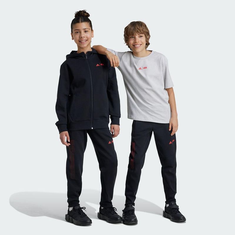 IV9632_SUPS_Unisex_Model_eCom.jpg