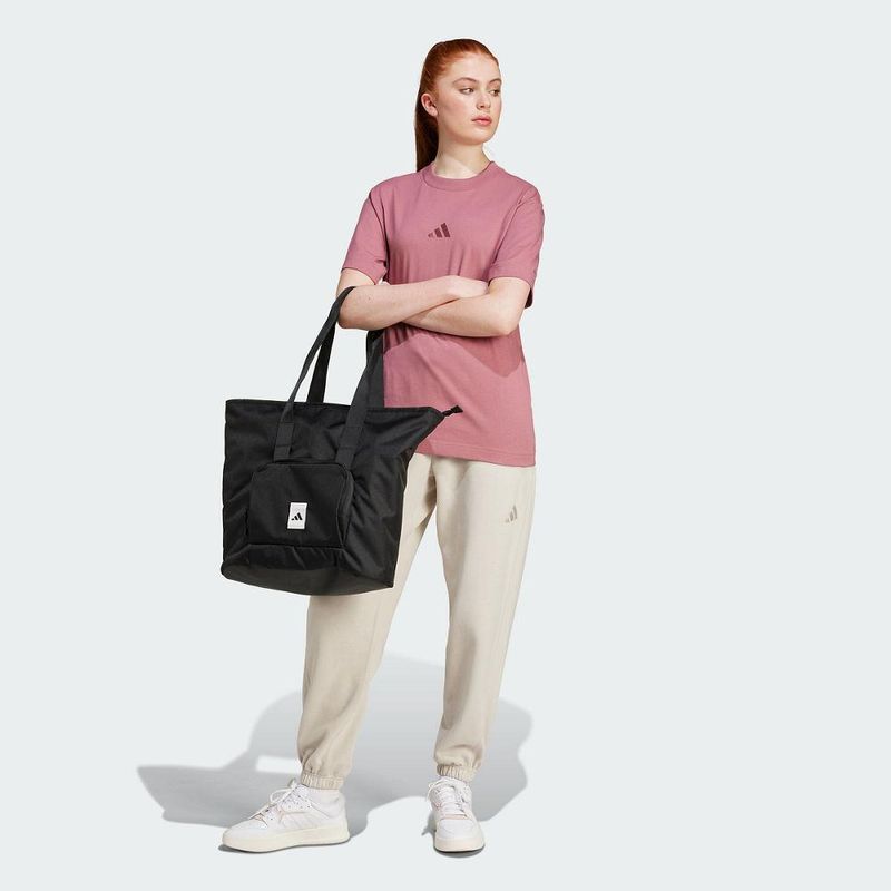 IY6786_Fout_Model_eCom.jpg