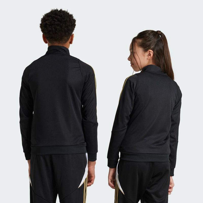 IZ2992_SUBV_Unisex_Model_eCom.jpg