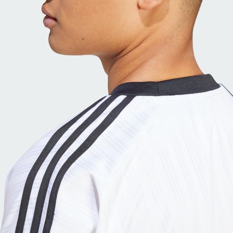 IM9459_D2_Model_eCom.jpg