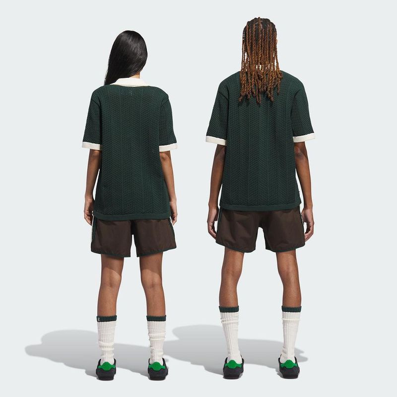 IK2942_SUBV_Unisex_Model_eCom