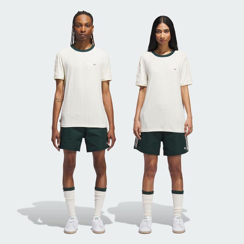 JN7728_SUPS_Unisex_Model_eCom