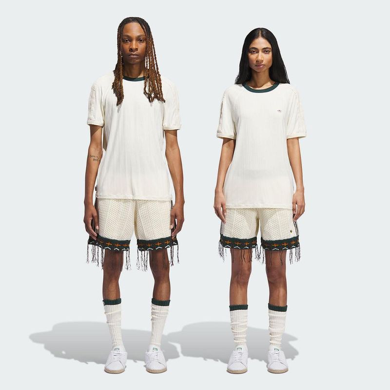 JX6554_SUPS_Unisex_Model_eCom